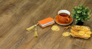 Кварцвиниловая плитка для пола: особенности и преимущества