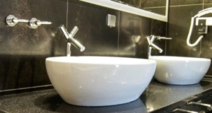 Столешница из искусственного камня в ванную