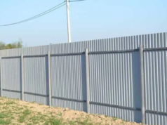 Забор из профнастила: особенности и преимущества