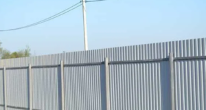 Забор из профнастила: особенности и преимущества