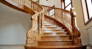 Лестница из деревянного массива в частном доме