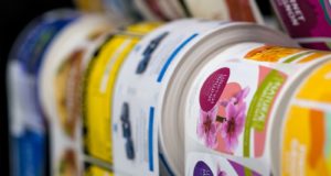 Печать наклеек: особенности и преимущества