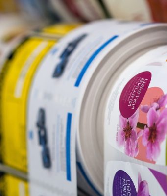 Печать наклеек: особенности и преимущества