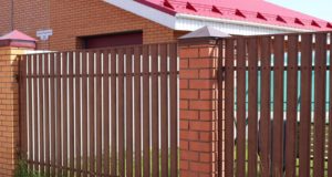 Забор из евроштакетника: особенности и преимущества