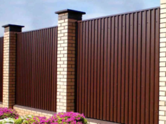 Забор из профнастила: особенности и преимущества