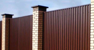 Забор из профнастила: особенности и преимущества