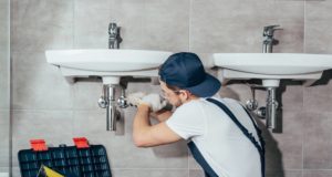 Когда нужно обращаться к сантехнику?