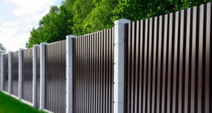 Заборы из профнастила: плюсы и минусы