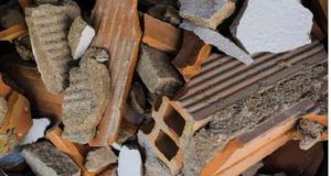 Незаконные объекты рядом с АЗС демонтировали в Крюкове