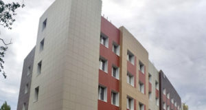 На здании нового общежития театрального института в Ярославле завершаются фасадные работы