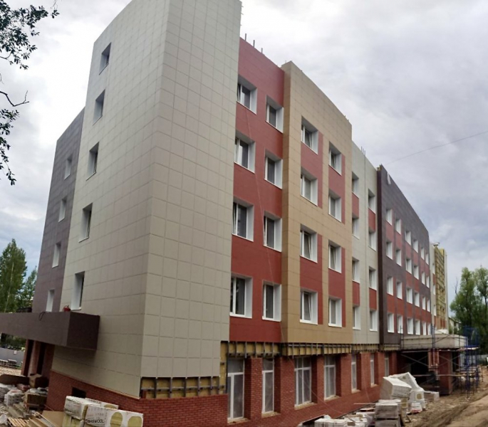 На здании нового общежития театрального института в Ярославле завершаются фасадные работы