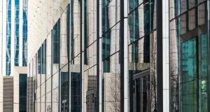 Оригинальный бизнес-центр красного цвета в виде призмы возведут на Окской улице