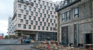 На территории апарт-отеля Well асфальтируют проезды