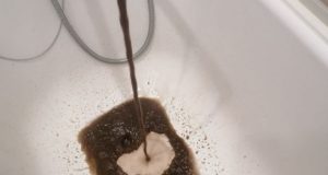 В подмосковном Королёве при запуске отопления из кранов с горячей водой пошла грязь