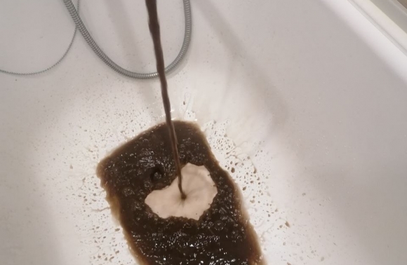 В подмосковном Королёве при запуске отопления из кранов с горячей водой пошла грязь