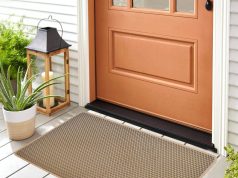 Почему уличный придверный коврик важен для вашего дома