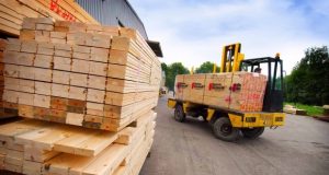 Минстрой отмечает низкий спрос на материалы из стали и дерева