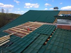 Монтаж кровли из металлочерепицы: надежность и эстетика в одном