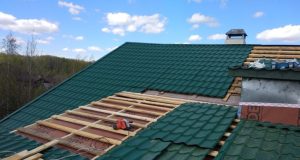 Монтаж кровли из металлочерепицы: надежность и эстетика в одном