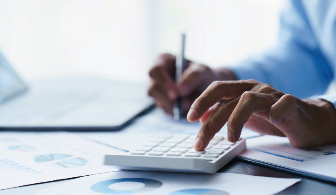 Стоимость страховых услуг. Какими финансовыми услугами пользуется ваша семья. Рынок банковских услуг. Какими услугами банка пользуется ваша семья. Основные операции по банковским картам.