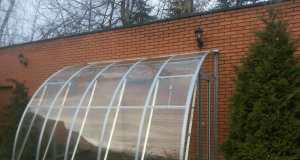 Как построить пристенную теплицу