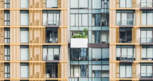 Строительство деревянных многоэтажек в РФ могут запустить через два года