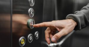 В ГД попросили правительство заняться решением вопросов ЖКХ и замены лифтов