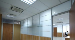 Стеклянные перегородки: преимущества и варианты использования