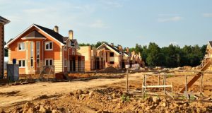 А само население строит всё больше