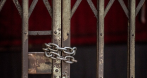 Бывшему главному коммунальщику Минобороны запросили 12 лет за взятку