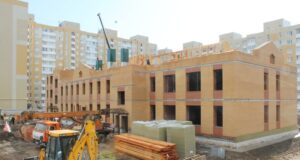 А рядом с домом – школа с больницей!