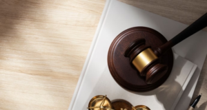 Саратовского экс-чиновника задержали за сдачу дома без света и лифта