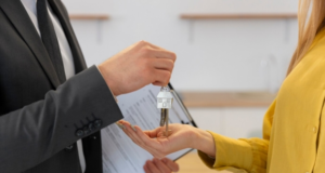 Площадь проданного по ДДУ жилья в новостройках РФ сократилась вдвое