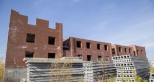 Долгостроев всё меньше