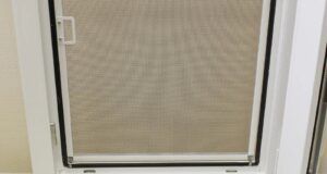 Какая москитная сетка лучше – внутренняя или наружная?