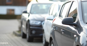 Количество машино-мест около многоквартирных домов сократят в РФ