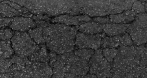 ИИ помог создать асфальт, который сам устраняет микротрещины