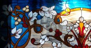 Витражи Тиффани: Искусство, окутанное светом и цветом