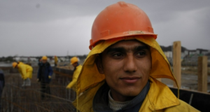 Мигранты из Узбекистана покидают российские стройки и возвращаются домой