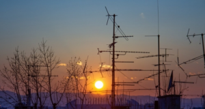 Тысячи домов остаются без света в регионах РФ после урагана