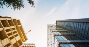 Старты продаж новостроек в мегаполисах РФ в марте сократились вдвое