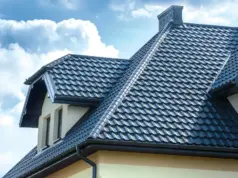 Как сочетается металлочерепица Classic с фасадом дома: подбор цвета и стиля