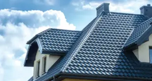 Как сочетается металлочерепица Classic с фасадом дома: подбор цвета и стиля