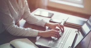 Аутсорсинг юридических услуг или штатный сотрудник: где скрыта реальная выгода для бизнеса в 2026 году?