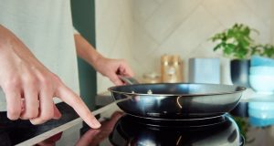 Как пользоваться электрической плитой: советы для моделей с сенсорным и механическим управлением