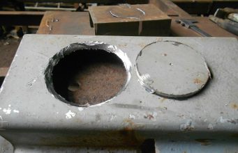 Как болгаркой или сваркой вырезать круглое отверстие в металле.