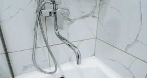 Как клеить бордюрную ленту: пошаговая инструкция и ценные советы