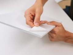 Как правильно клеить самоклеящиеся панели: подробная инструкция и полезные советы