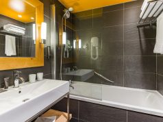 Никогда не ставьте стеклянную шторку в ванной (7 проблем). Совковый пережиток (шторка) против новомодного стекла