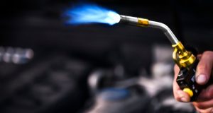 Как пользоваться газовой горелкой для строительства и ремонта: инструкции для портативных и кровельных моделей